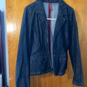 Denim blazer with pockets.